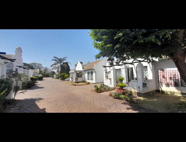 2 BEDROOM TOWNHOUSE FOR SALE IN DIE HOEWES